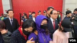 被中国拘留的9岁脱北者的母亲(穿蓝色上衣)2019年4月30日在中国驻首尔大使馆前示威。