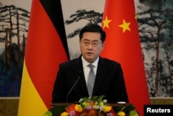 中国外长秦刚在北京钓鱼台国宾馆接待到访的德国外长安娜莱娜·贝尔伯克期间举行联合记者会。(2023年4月14日)
