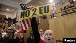 支持英国退出欧盟的人举着标语和美国国旗(2018年1月13日)