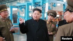 朝鲜领导人金正恩在一家机械工厂做指示。(图片来自朝鲜中央社)