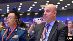 美国国防部负责中国、台湾和蒙古事务的副助理部长迈克尔·蔡斯(右)出席2024年9月13日在北京国际会议中心举行的第十一届香山论坛期间的多极化与国际秩序演变论坛。