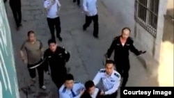 推特上关于陕西米脂县有人持刀杀人事件的图片似乎显示警察押解凶嫌(2018年4月27日)