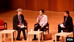 中国深圳南方科技大学副教授贺建奎(中)接受提问。(美国之音特约记者汤惠芸拍摄)