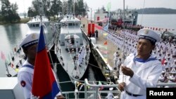 柬埔寨海军士兵在西哈努克省云壤海军基地举行的移交仪式上在一艘中国海军巡逻舰上升起柬埔寨国旗。(2007年11月7日)