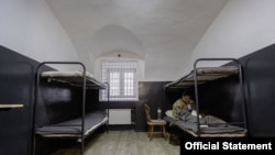 从乌克兰总统泽连斯基的电报账户中获得的一张照片据称显示,一名朝鲜士兵在据报道被乌克兰军队抓获后,被乌克兰当局拘留在乌克兰的一个未公开的地点。