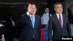 中国新任驻美大使谢锋(挥手者)2023年5月23日抵达纽约肯尼迪国际机场。(路透社)
