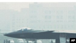 2011年1月在四川成都亮相的中国J-20隐形飞机(资料照片)