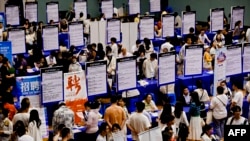 7月份中国青年失业率达到17.1%,创今年以来最高纪录。图为2024年6月2日江苏省淮安市的一场招聘会。(法新社)
