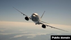 Літак P-8A пролітає над Північно-західним узбережжям Тихого океану