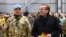 Міністр оборони Німеччини Борис Пісторіус із полковником Гайко Бонсаком, зустрічають останній контингент солдат німецької армії Бундесверу, який повертається з миротворчої місії MINUSMA в Малі. Вунсторф, Німеччина, 15-го грудня 2023 року. REUTERS/ Лізі Ніснер