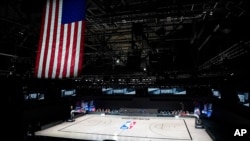 在NBA密尔沃基雄鹿队与奥兰多魔术队的一场季后赛被推迟后,位于佛罗里达州奥兰多郡布埃纳文图拉湖的球场空荡无人。(2020年8月26日)
