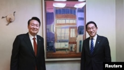 韩国总统尹锡悦(左)与日本首相岸田文雄在东京银座的一家餐馆进餐时合影。(2023年3月16日)