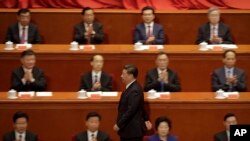 中国国家主席习近平在北京人民大会堂举行的解放军建军90周年大会上。在人们的掌声中走向讲台,发表讲话 (2017年8月1日)。