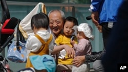 中国面临着人口快速老化和持续的低出生率,2024年总人口数连续第三年减少。(美联社:2021年5月31日)
