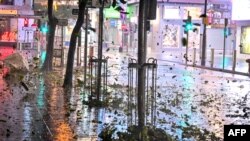 2023年9月1日,在香港铜锣湾的一条街上,台风“苏拉”带来的强风导致碎片飞扬。(法新社)