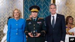在白宫举行的颁奖仪式上,美国第一夫人吉尔·拜登和美国国务卿安东尼·布林肯与今年的国际妇女勇气奖得主之一蒙古国准将博洛尔·甘博尔德合影。(2023年3月8日)