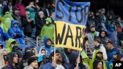 Антивоєнний постер на спортивних трибунах, Сіетл, США. AP Photo/Ted S. Warren