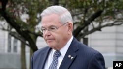 被控受贿的民主党籍联邦参议员梅嫩德斯离开新泽西州的联邦法庭。(2017年11月13日)