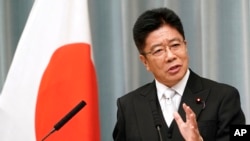 资料照:身兼日本网络安全战略总部部长的内阁官房长官二职位的加藤胜信