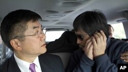 5月2号,中国盲人律师陈光诚和美国驻华大使骆家辉乘车离开美国大使馆前往医院,陈光诚在车上打电话。