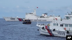 2023年8月,一艘菲律宾补给船在第二托马斯浅滩运送物资时被中国海警船封堵。(美联社)