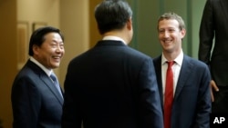 中国国家主席习近平访问美国华盛顿州期间与脸书公司创始人扎克伯格交谈,中国互联网大总管鲁炜在一旁笑脸相陪。(2015年9月23日)