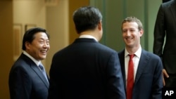 中国国家主席习近平访问美国华盛顿州期间与脸书公司创始人扎克伯格交谈,时为中国互联网掌门人的鲁炜在一旁笑脸相陪。(2015年9月23日)