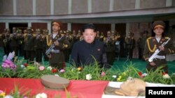 金正恩出席朝鲜人民军元帅李乙雪的遗体告别仪式。(2015年11月8日)