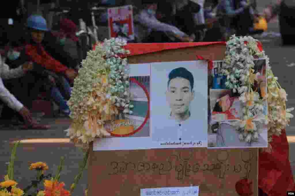 ရန်ကုန် ဆန္ဒပြပွဲအတွင်း သေနတ်ထိမှန်သေဆုံးသူများကို ၎င်းတို့ ကျဆုံးခဲ့ရာနေရာများမှာ ပန်းစည်း ပန်းခြင်းများနဲ့ အောက်မေ့ဂုဏ်ပြုခဲ့ကြတဲ့ မြင်ကွင်း။ (မတ် ၀၁၊ ၂၀၂၁)