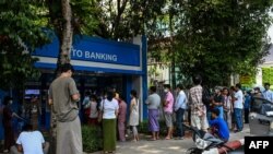 မှတ်တမ်းဓါတ်ပုံ မတ်လ ၁၇ ရက်နေ့က ATM မှ ငွေထုတ်ရန် တန်းစီနေသူများ