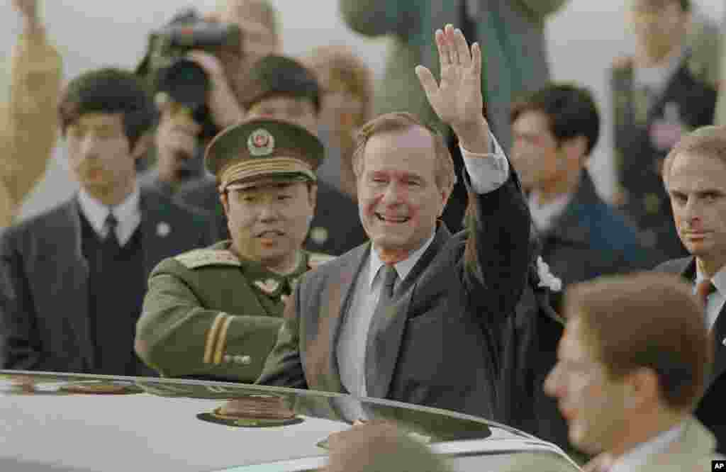 1989年2月25日,乔治·布什总统抵达北京国际机场后挥手致意。那次访问也有不愉快的事,那就是他在北京举行晚宴招待中国领导人,在受邀的客人当中有国际知名的天体物理学家方励之。中共警察对方励之夫妇层层阻拦,不准他们赴宴。这种做法被国际媒体广泛报道,使中美两国领导人处于尴尬境地。当时中国剧作家吴祖光在接受美国之音专访时指责中国决策者说:“这是谁出的馊主意啊?”