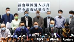 资料照片:香港民意研究所2020年9月29日公布有关民主派议员去留议会的民意调查(路透社)