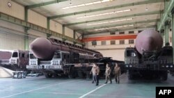 朝鲜官媒2024年5月17日发表图片显示,朝鲜领导人金正恩视察一家生产武器装备的重要军工企业,并要求“毫不迟疑地”扩大生产,以快速增强朝鲜的核武力。
