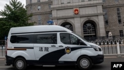 一辆押送任志强的警车驶离北京第二中级人民法院。(2020年9月11日)
