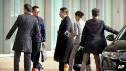 中国国家主席习近平的特使,中共中央对外联络部部长宋涛抵达北京首都国际机场,准备启程前往朝鲜 (2017年11月17日)
