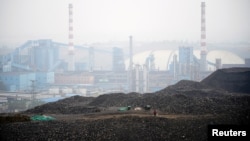 中国河南汝州一个煤矿堆积的低等级煤炭。(2021年11月4日)