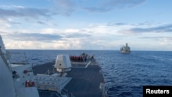 美国海军伯克级导弹驱逐舰“杜威”号在南中国海准备海上补给。(2017年5月19日)