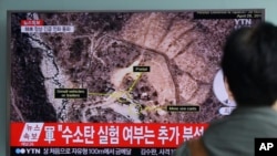 2016年9月9日,一名男子在韩国首都首尔火车站观看有关朝鲜核试验和试验场的电视报道。