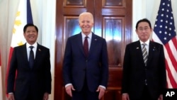 美国总统拜登、菲律宾总统小马科斯(左)和日本首相岸田文雄2024年4月11日在白宫举行三方峰会。