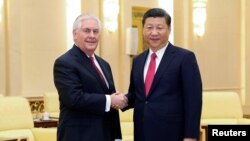 中国国家主席习近平(右)在北京人大会堂会晤到访的美国国务卿蒂勒森(2017年3月19日)