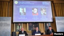 在瑞典首都斯德哥尔摩举行的瑞典皇家科学院新闻发布会上,瑞典皇家科学院成员宣布2019年诺贝尔物理学奖得主。2019年10月8日