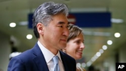 美国驻菲律宾大使和前驻韩国大使金圣(Sung Kim)抵达菲律宾国际机场(2016年12月1日)。2018年5月27日,他领导美国代表团在板门店从事准备性会谈。