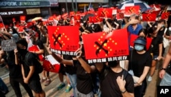 香港抗议者手举反中的标语牌举行反送中集会。(2019年9月29日)