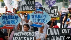 菲律宾抗议者在马卡迪市的中国领事馆前展示标语牌抗议中国在南中国海有争议海域建设人工岛屿。(2017年6月12日)