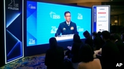 2024年6月2日,与会者在新加坡香格里拉酒店观看中国国防部长董军在第21届香格里拉对话会上的讲话。