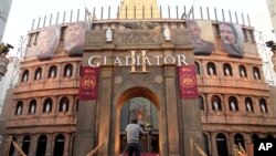 TCL တရုတ်ရုပ်ရှင်ရုံကြီးမှာ Gladiator II ရုပ်ရှင်ပြသဖို့ ပြင်ဆင်ထားစဉ်