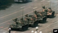 1989年6月5日,有人在北京的长安街上阻拦坦克。据说他叫王维林。