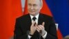 Президент Росії Володимир Путін аплодує під час підписання договору із спадкоємним принцом і прем’єр-міністром Бахрейну Салманом бін Хамадом бін Ісою Аль Халіфою в Кремлі, Росія, 23 травня 2024 р. Sergei Guneyev, Sputnik, Kremlin Pool Photo via AP