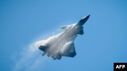 中国空军歼-20隐形战机在珠海空展期间进行表演。(2018年11月6日)