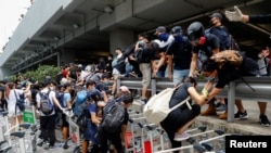 香港防暴警察抵达机场后民众和抗议者逃离。(2019年9月1日)